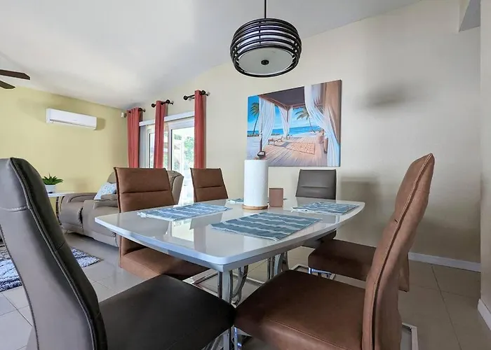 3Bed & 2Bath Property Couple Minutes From Siesta Key Beach & Downtown Sarasota