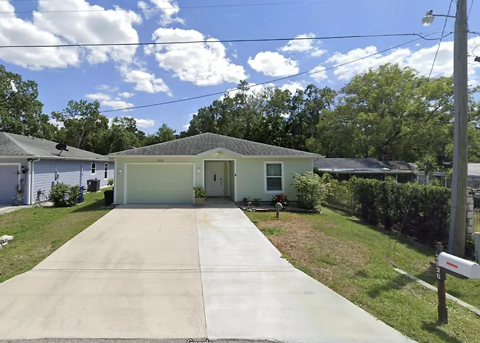 3Bed & 2Bath Property Couple Minutes From Siesta Key Beach & Downtown Sarasota