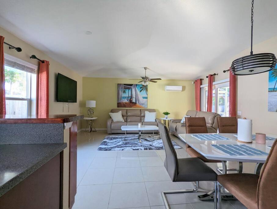3bed & 2bath Couple Minutes From Siesta Key & Downtown * Sarasota