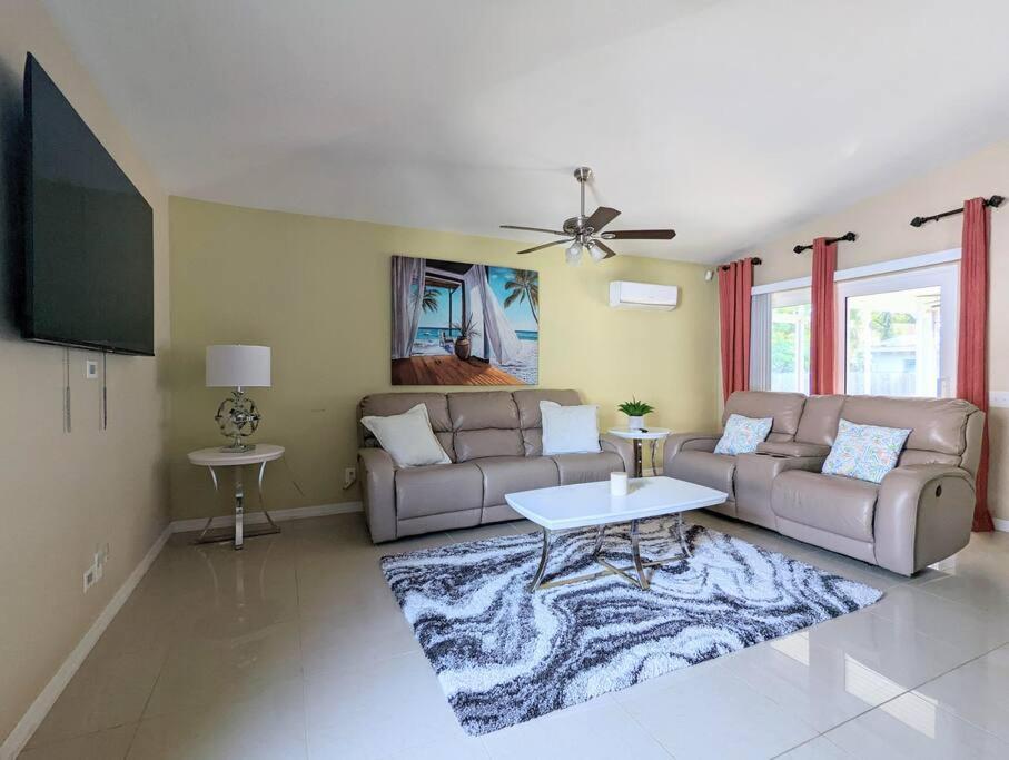 3bed & 2bath Couple Minutes From Siesta Key & Downtown *