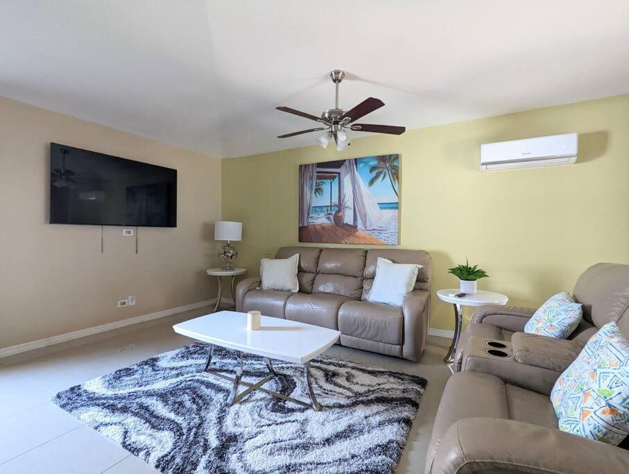 3bed & 2bath Couple Minutes From Siesta Key & Downtown Hébergement de vacances
